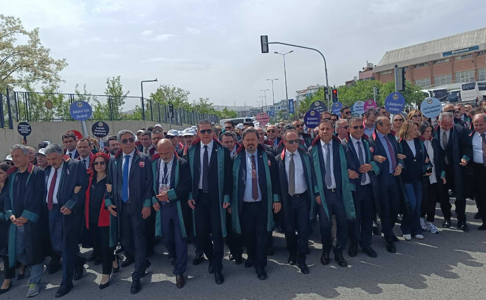Binlerce avukat Ankara'da talepleri için yürüdü 